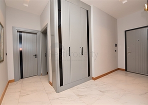 Меблированная трехкомнатная квартира на первой береговой линии