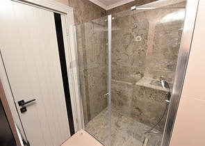 Меблированная трехкомнатная квартира на первой береговой линии