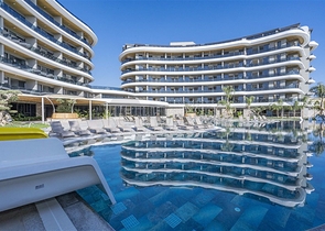 Меблированная трехкомнатная квартира на первой береговой линии