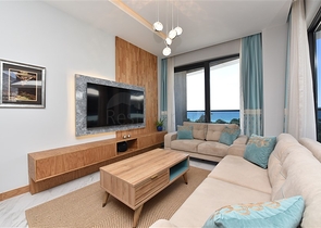 Меблированная трехкомнатная квартира на первой береговой линии