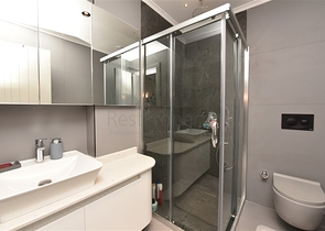 Меблированная трехкомнатная квартира на первой береговой линии