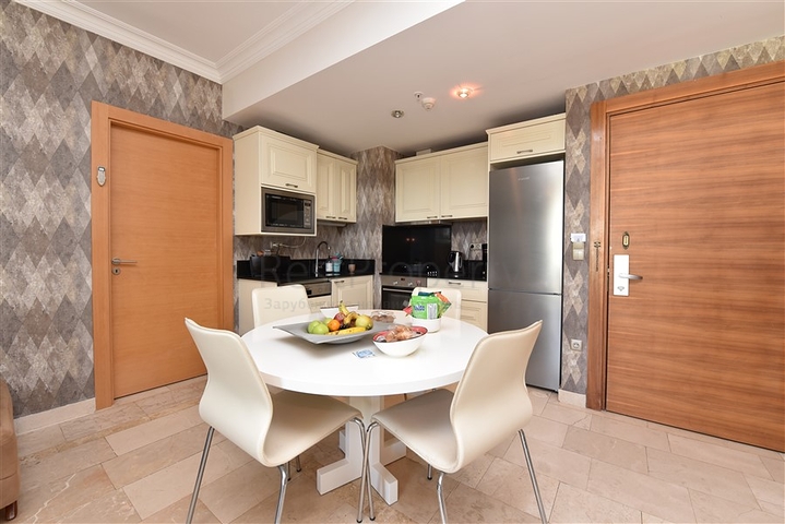 Четырехкомнатная меблированная квартира с видом на море 