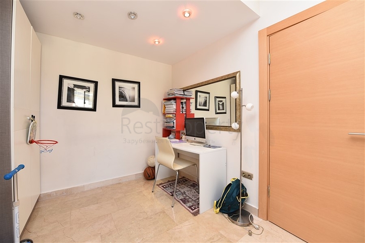 Четырехкомнатная меблированная квартира с видом на море 