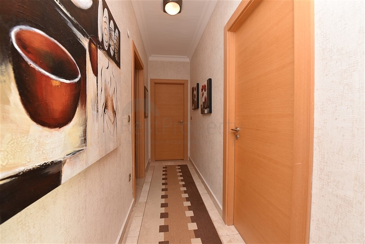 Четырехкомнатная меблированная квартира с видом на море 