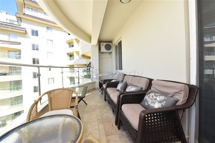 Четырехкомнатная меблированная квартира с видом на море 