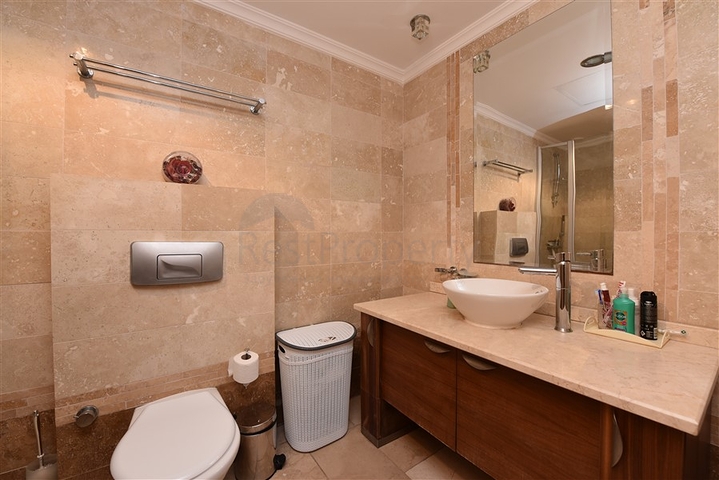 Четырехкомнатная меблированная квартира с видом на море 