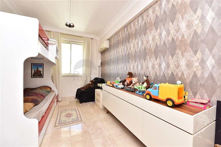 Четырехкомнатная меблированная квартира с видом на море 