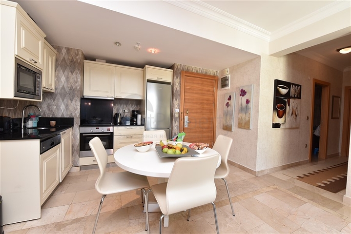 Четырехкомнатная меблированная квартира с видом на море 