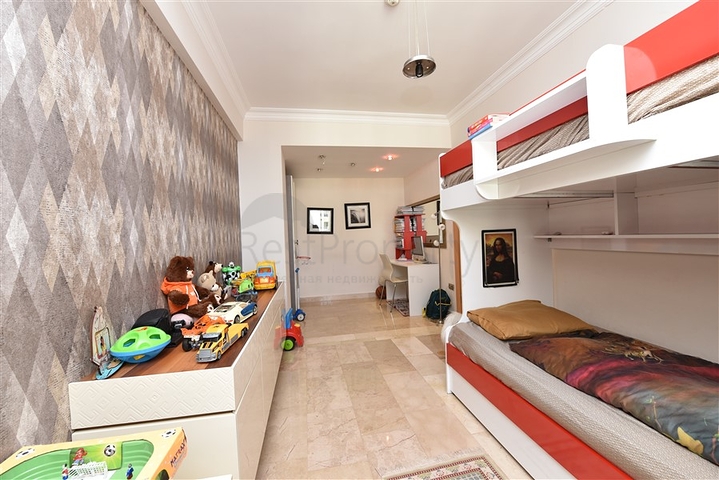 Четырехкомнатная меблированная квартира с видом на море 