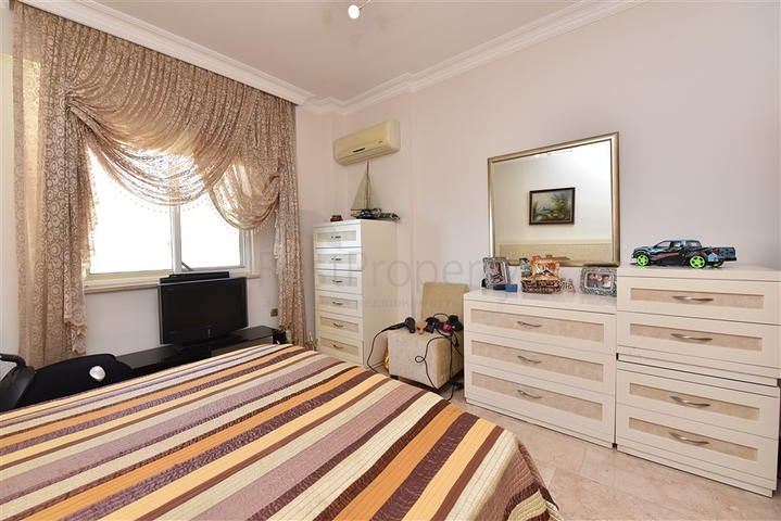 Четырехкомнатная меблированная квартира с видом на море 