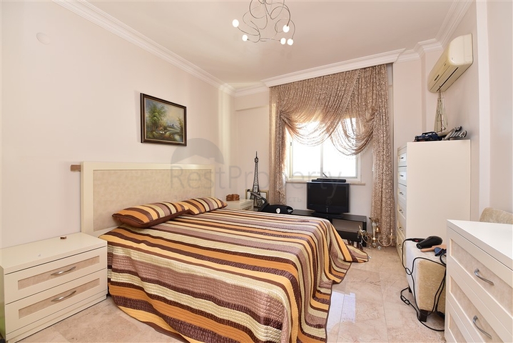 Четырехкомнатная меблированная квартира с видом на море 