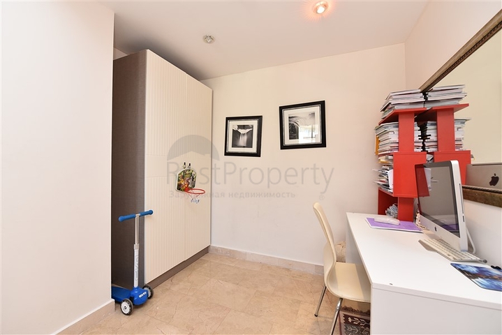 Четырехкомнатная меблированная квартира с видом на море 