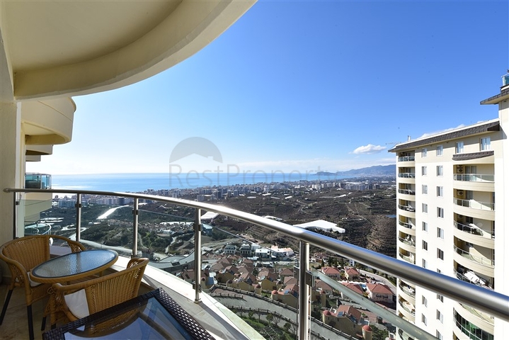 Четырехкомнатная меблированная квартира с видом на море 