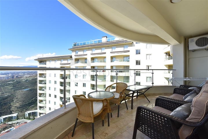 Четырехкомнатная меблированная квартира с видом на море 