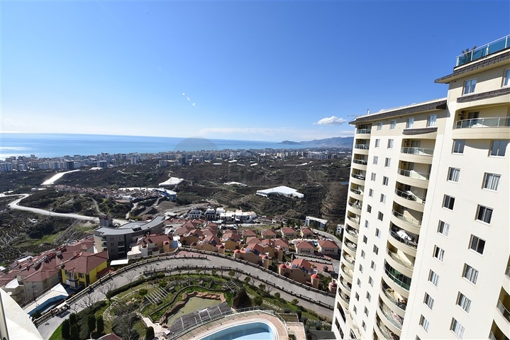 Четырехкомнатная меблированная квартира с видом на море 