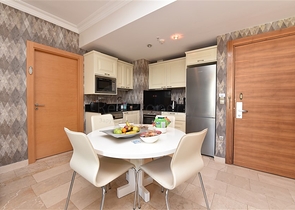 Четырехкомнатная меблированная квартира с видом на море 