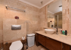 Четырехкомнатная меблированная квартира с видом на море 