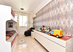 Четырехкомнатная меблированная квартира с видом на море 