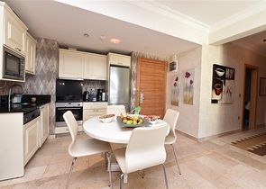 Четырехкомнатная меблированная квартира с видом на море 