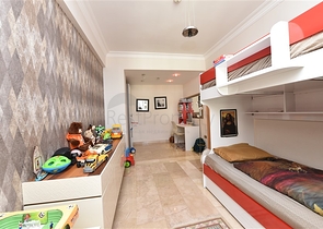 Четырехкомнатная меблированная квартира с видом на море 