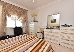 Четырехкомнатная меблированная квартира с видом на море 