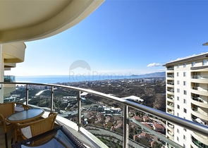 Четырехкомнатная меблированная квартира с видом на море 