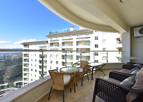 Четырехкомнатная меблированная квартира с видом на море 