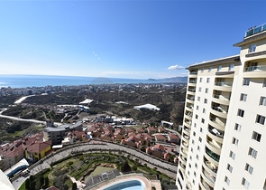 Четырехкомнатная меблированная квартира с видом на море 