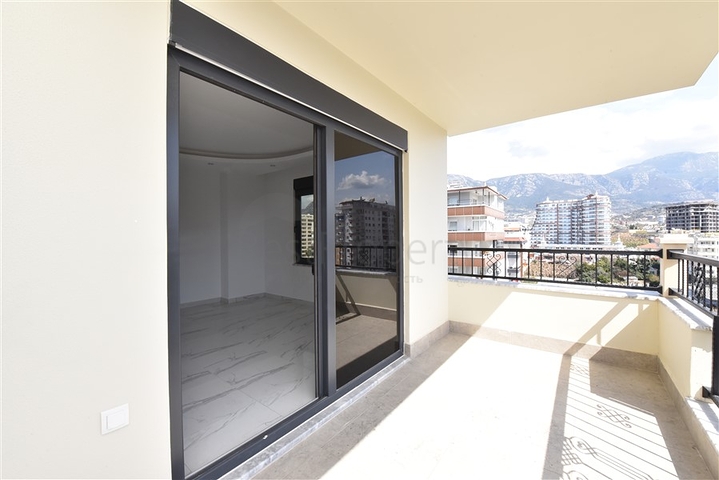 Новая трехкомнатная квартира в центре Махмутлара