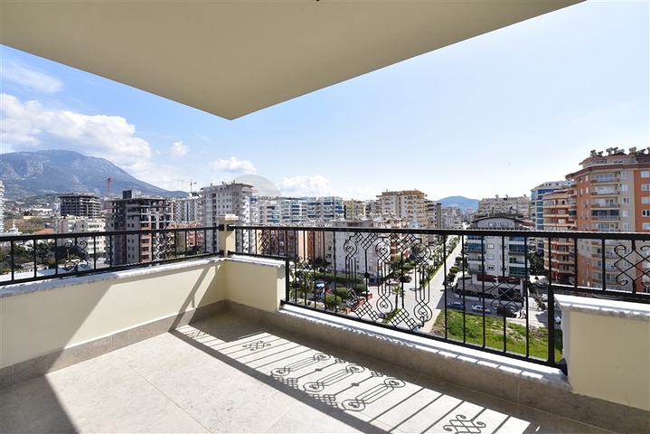 Новая трехкомнатная квартира в центре Махмутлара