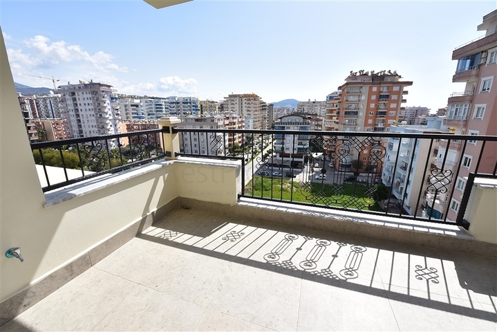 Трехкомнатные апартаменты в жилом комплексе в районе Махмутлар