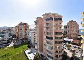 Трехкомнатные апартаменты в жилом комплексе в районе Махмутлар