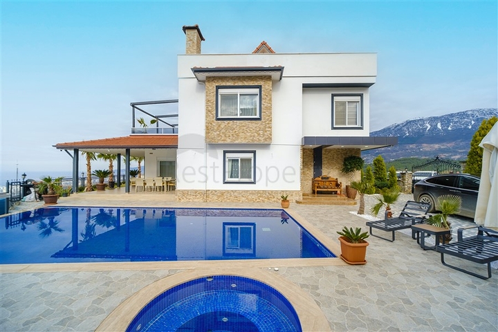 Вилла 3+1 с потрясающими видами на море и горы в районе Каргыджак