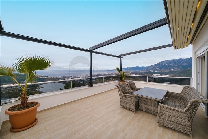 Вилла 3+1 с потрясающими видами на море и горы в районе Каргыджак