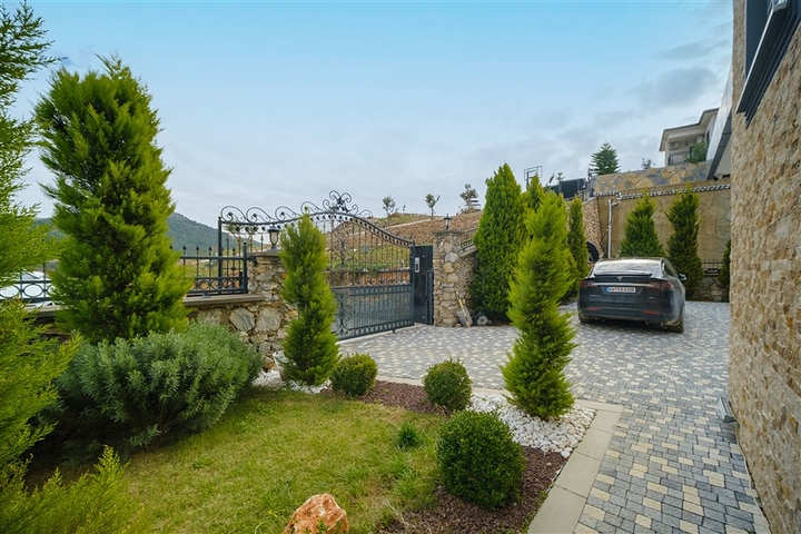 Вилла 3+1 с потрясающими видами на море и горы в районе Каргыджак