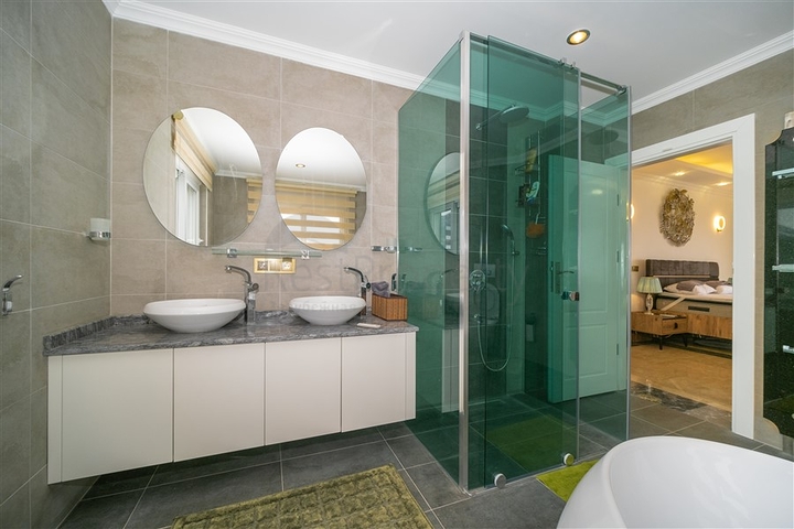 Вилла 3+1 с потрясающими видами на море и горы в районе Каргыджак