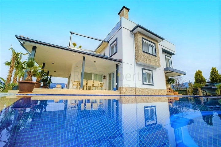 Вилла 3+1 с потрясающими видами на море и горы в районе Каргыджак