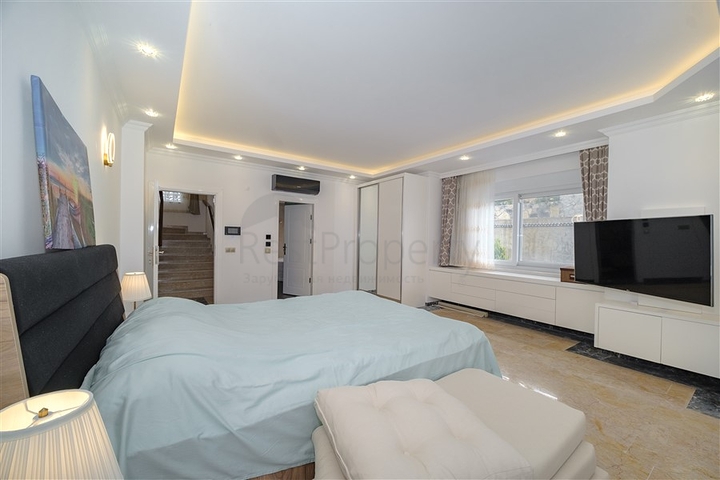 Вилла 3+1 с потрясающими видами на море и горы в районе Каргыджак