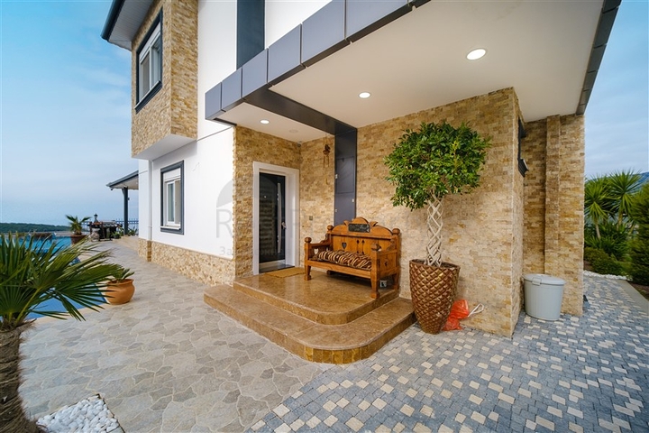 Вилла 3+1 с потрясающими видами на море и горы в районе Каргыджак