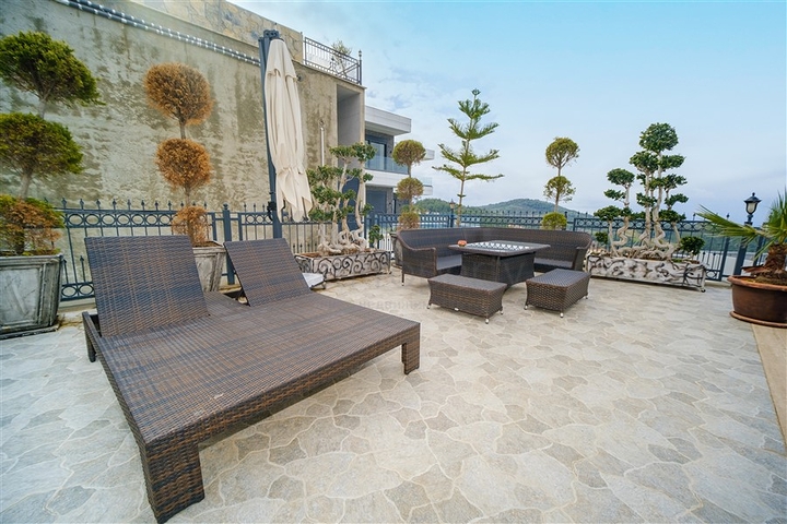 Вилла 3+1 с потрясающими видами на море и горы в районе Каргыджак