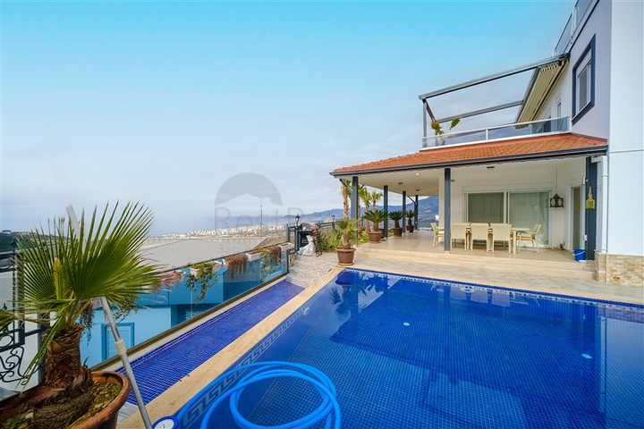 Вилла 3+1 с потрясающими видами на море и горы в районе Каргыджак