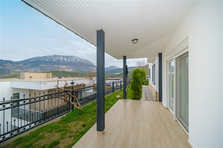 Вилла 3+1 с потрясающими видами на море и горы в районе Каргыджак