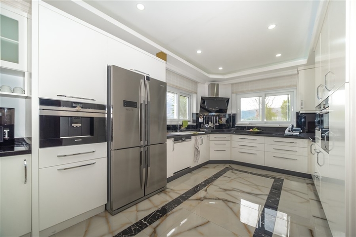 Вилла 3+1 с потрясающими видами на море и горы в районе Каргыджак