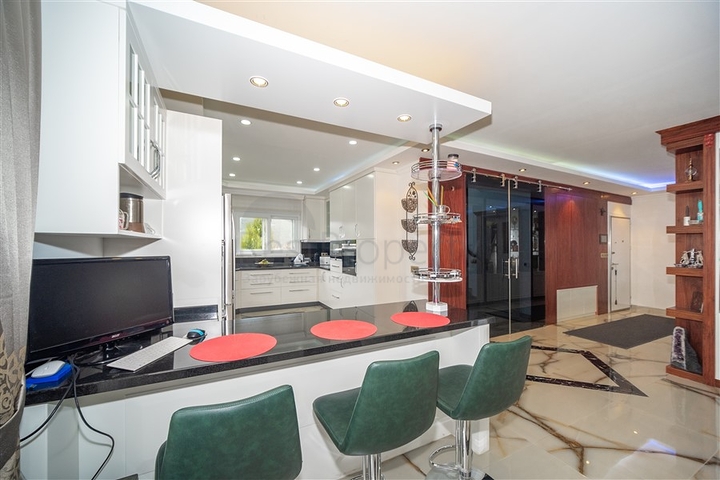 Вилла 3+1 с потрясающими видами на море и горы в районе Каргыджак