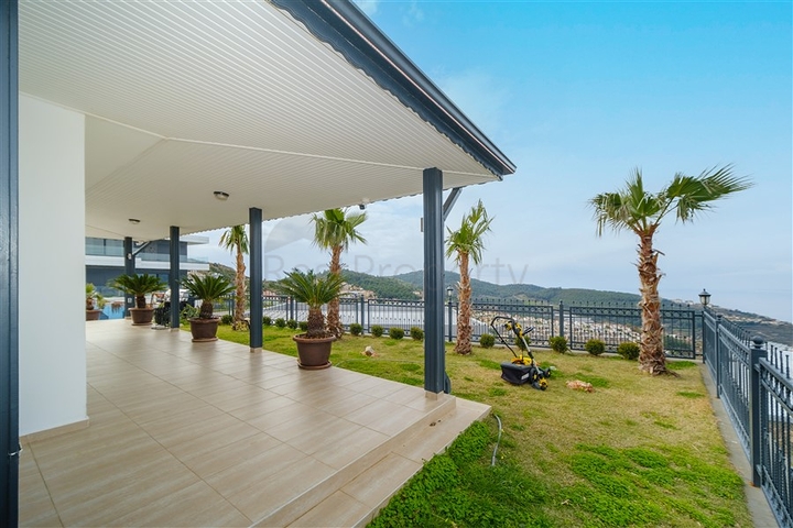 Вилла 3+1 с потрясающими видами на море и горы в районе Каргыджак