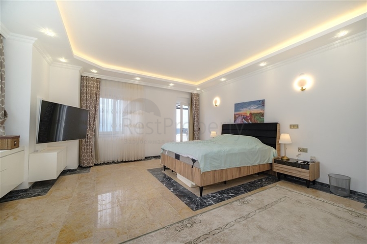 Вилла 3+1 с потрясающими видами на море и горы в районе Каргыджак