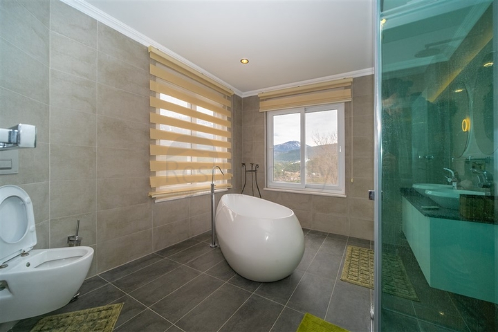 Вилла 3+1 с потрясающими видами на море и горы в районе Каргыджак