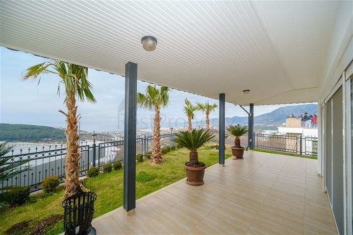 Вилла 3+1 с потрясающими видами на море и горы в районе Каргыджак