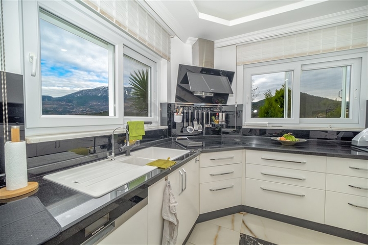 Вилла 3+1 с потрясающими видами на море и горы в районе Каргыджак