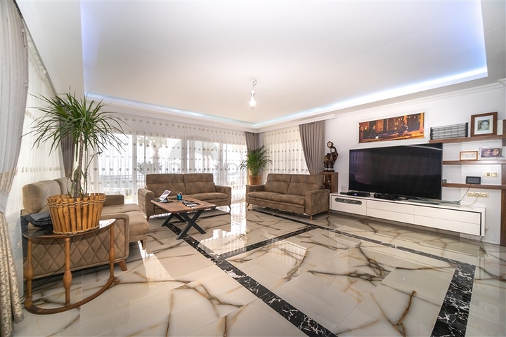 Вилла 3+1 с потрясающими видами на море и горы в районе Каргыджак